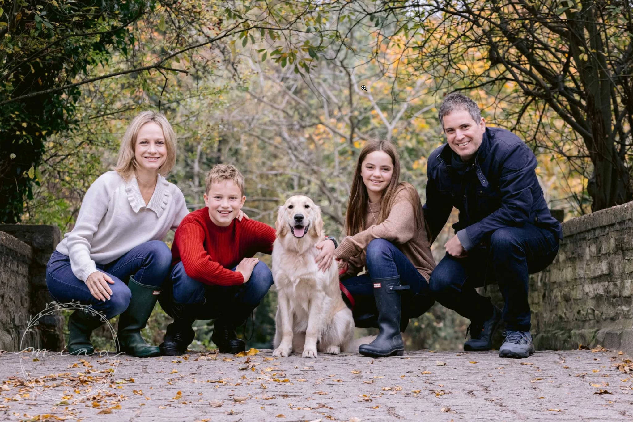 En familj ute på promenad tillsammans med sin hund